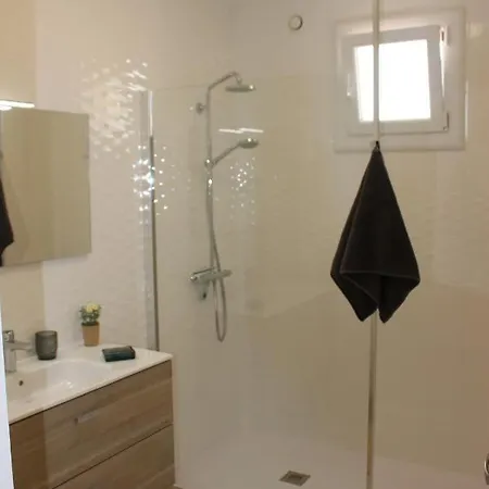 Le Terracotta , 2chambres, Terrasse, Piscine, Parking Gratuit, Wifi, Climatisation * Marseillan (Herault)