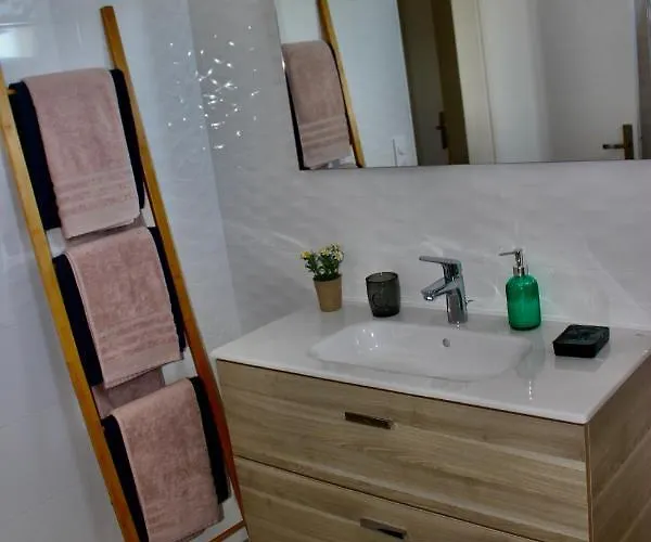 Le Terracotta , 2chambres, Terrasse, Piscine, Parking Gratuit, Wifi, Climatisation *